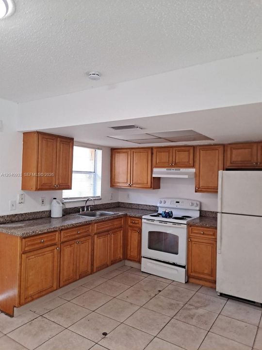 For Rent: $1,800 (2 beds, 1 baths, 940 Square Feet)