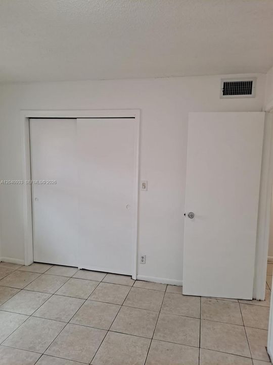 For Rent: $1,800 (2 beds, 1 baths, 940 Square Feet)
