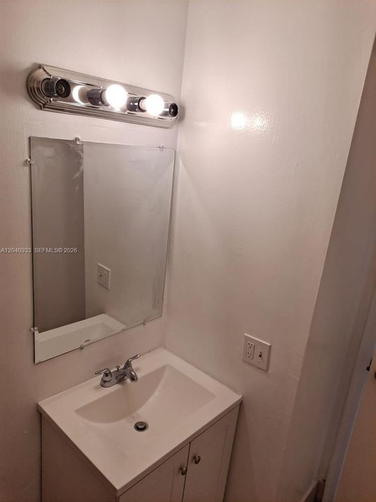 For Rent: $1,800 (2 beds, 1 baths, 940 Square Feet)