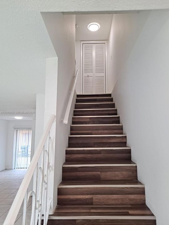 For Rent: $1,800 (2 beds, 1 baths, 940 Square Feet)