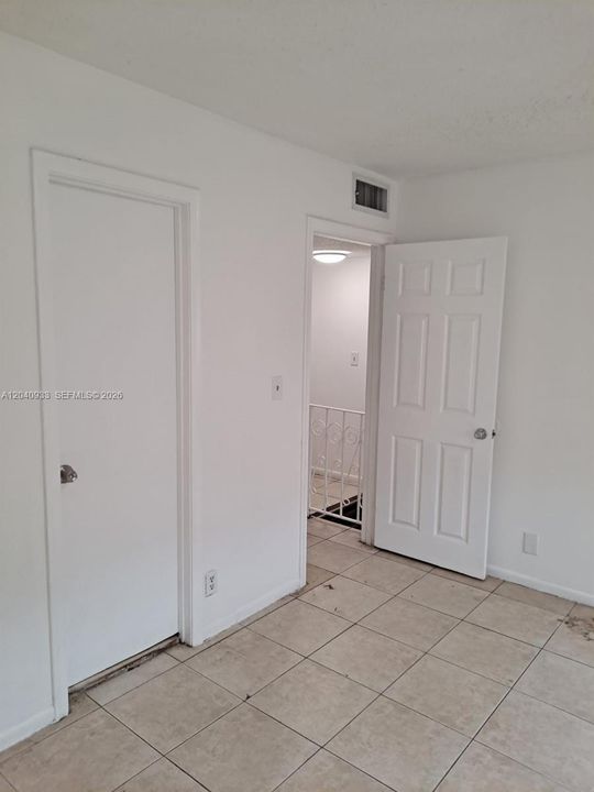 For Rent: $1,800 (2 beds, 1 baths, 940 Square Feet)