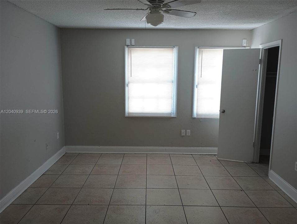 For Rent: $1,150 (2 beds, 1 baths, 922 Square Feet)