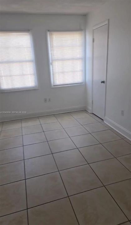 For Rent: $1,150 (2 beds, 1 baths, 922 Square Feet)