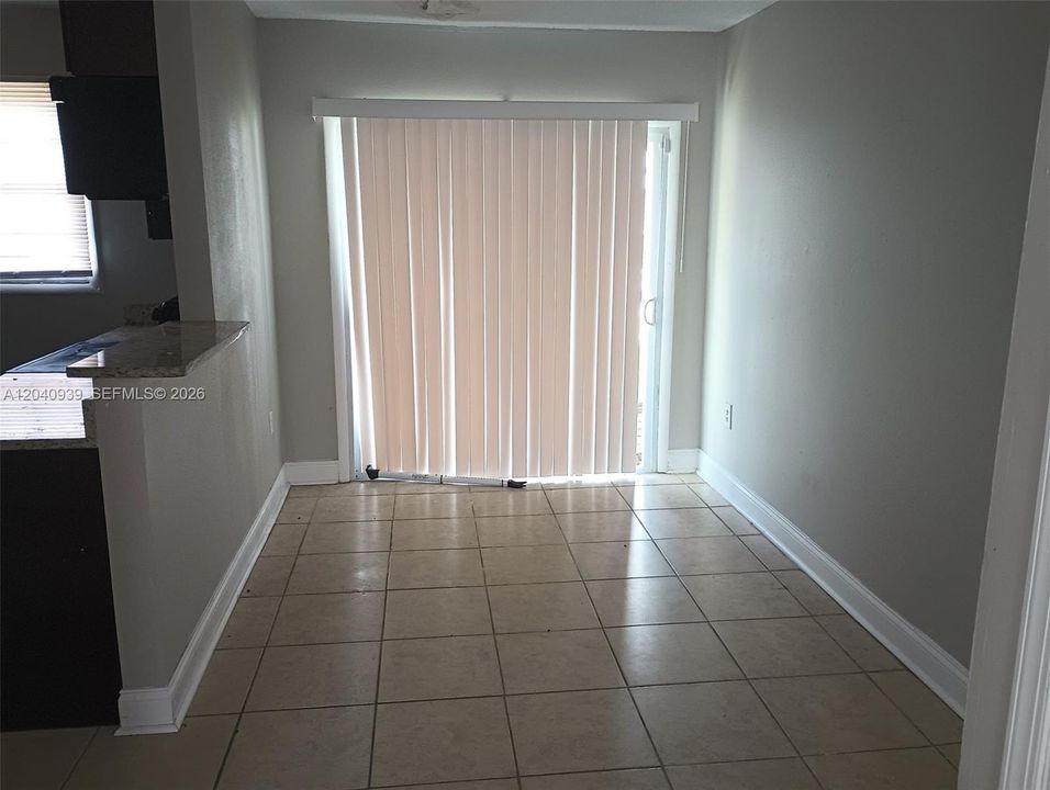 For Rent: $1,150 (2 beds, 1 baths, 922 Square Feet)