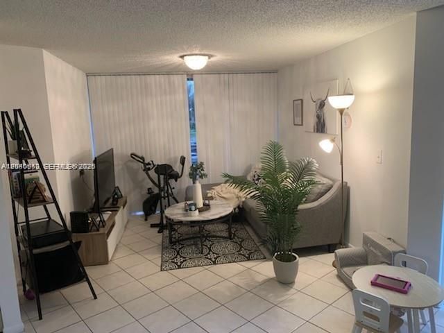 For Sale: $239,000 (2 beds, 2 baths, 970 Square Feet)