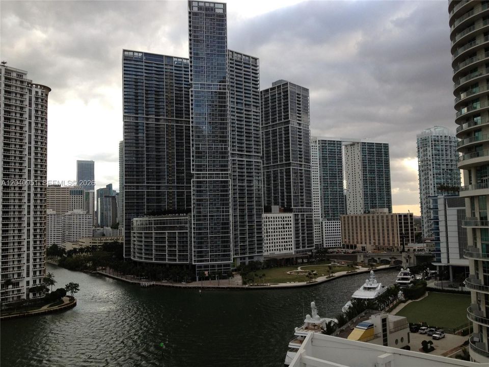 For Sale: $675,000 (2 beds, 2 baths, 1105 Square Feet)