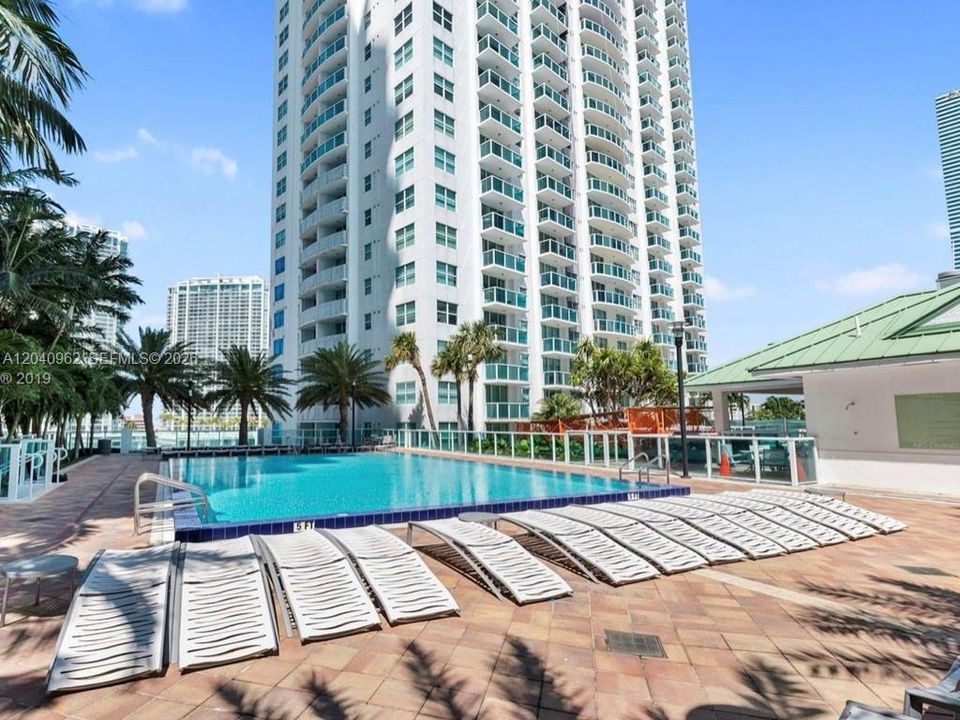 For Rent: $3,150 (1 beds, 1 baths, 1056 Square Feet)