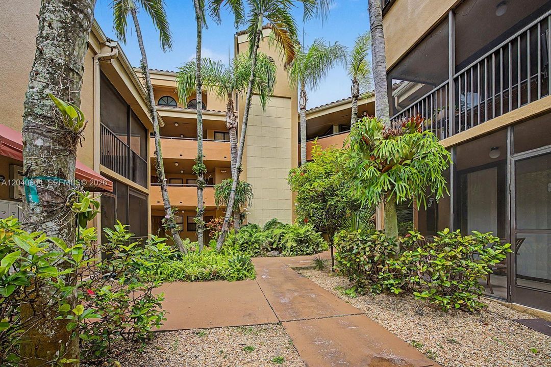 For Rent: $2,400 (2 beds, 2 baths, 1090 Square Feet)