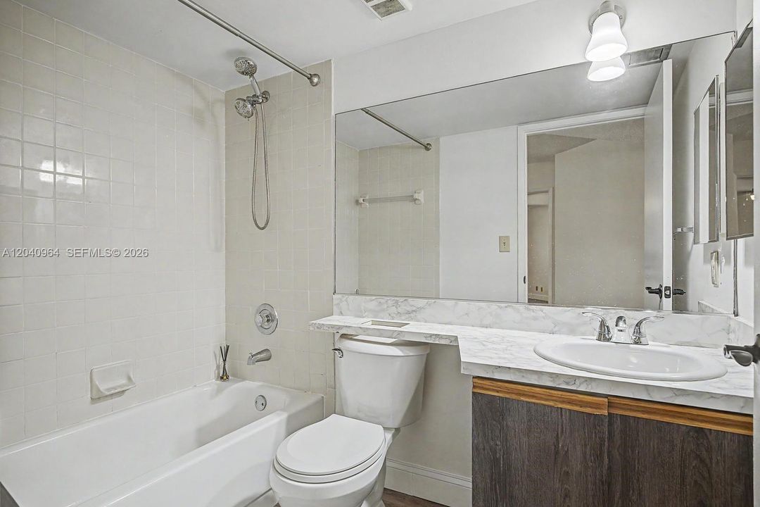 For Rent: $2,400 (2 beds, 2 baths, 1090 Square Feet)