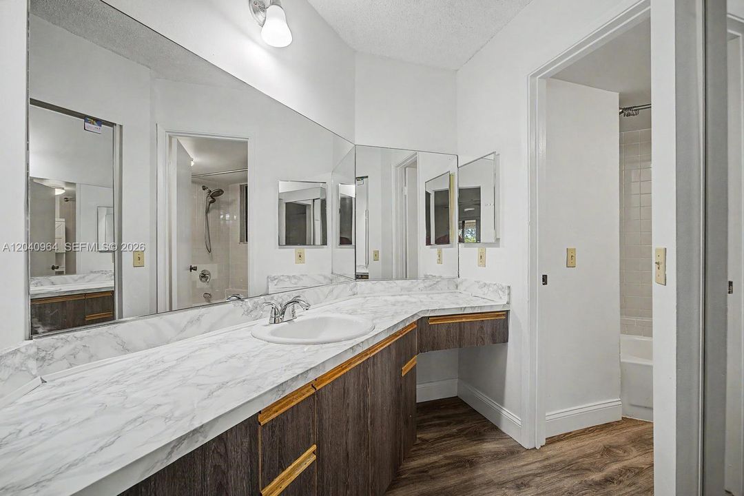 For Rent: $2,400 (2 beds, 2 baths, 1090 Square Feet)