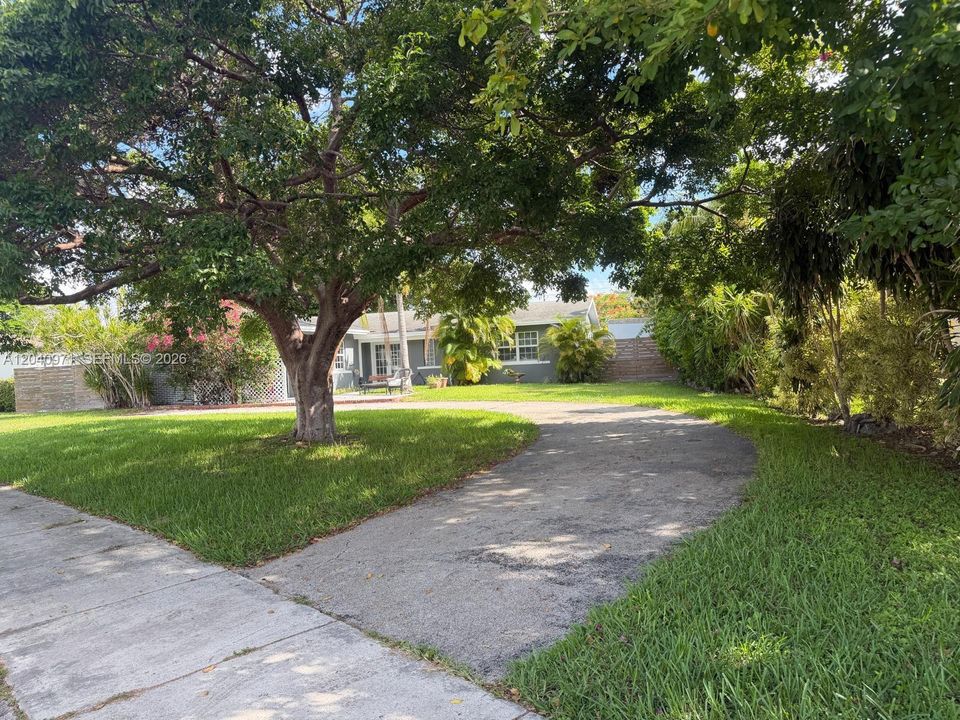 For Sale: $775,000 (4 beds, 2 baths, 1992 Square Feet)