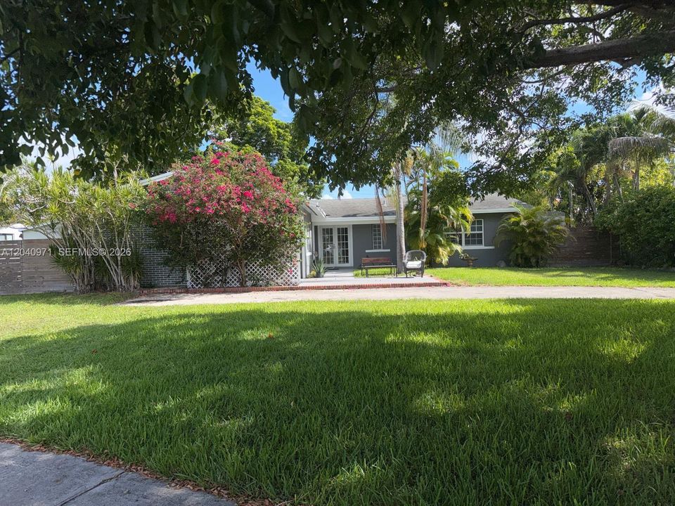 For Sale: $775,000 (4 beds, 2 baths, 1992 Square Feet)
