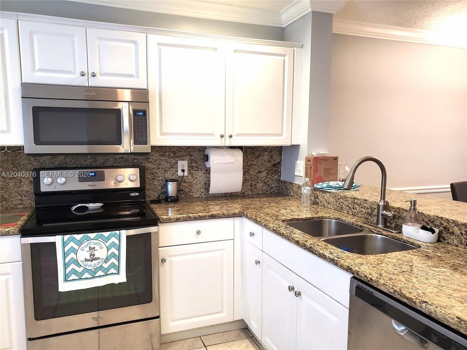 For Rent: $2,950 (3 beds, 2 baths, 1361 Square Feet)
