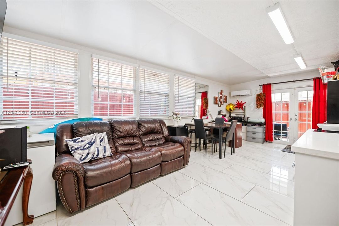 En Venta: $380,000 (2 camas, 2 baños, 1050 Pies cuadrados)