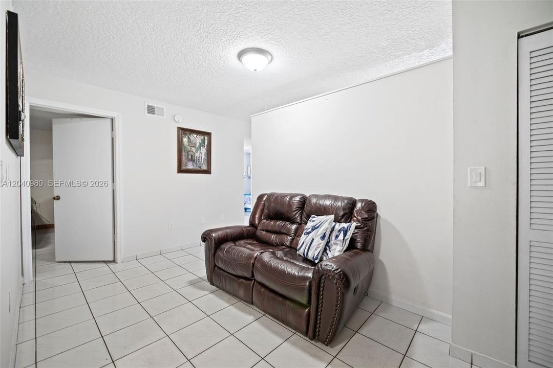 En Venta: $380,000 (2 camas, 2 baños, 1050 Pies cuadrados)