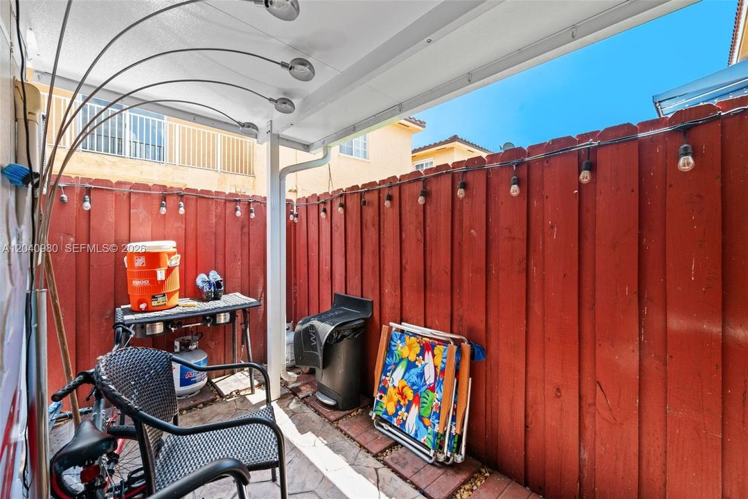 En Venta: $380,000 (2 camas, 2 baños, 1050 Pies cuadrados)