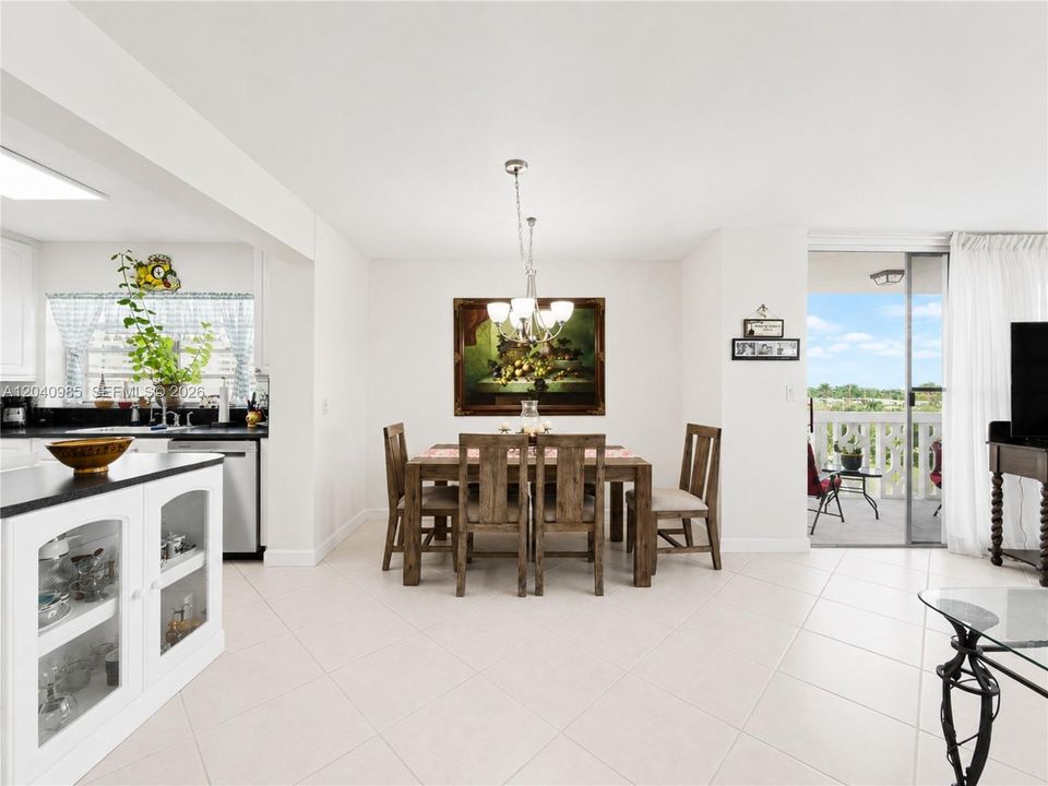For Sale: $350,000 (2 beds, 2 baths, 1176 Square Feet)