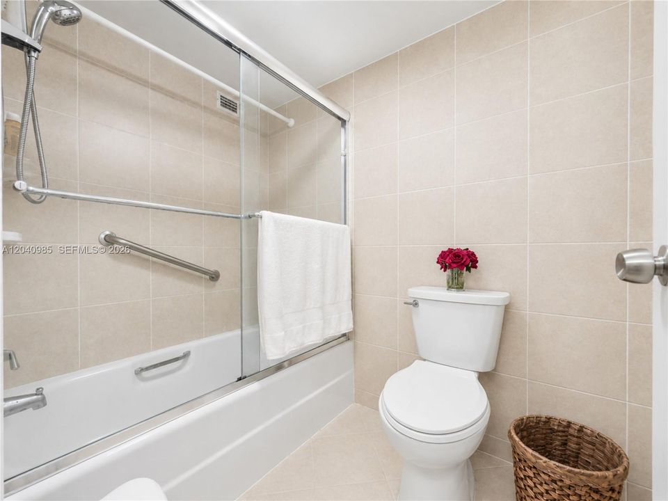 For Sale: $350,000 (2 beds, 2 baths, 1176 Square Feet)