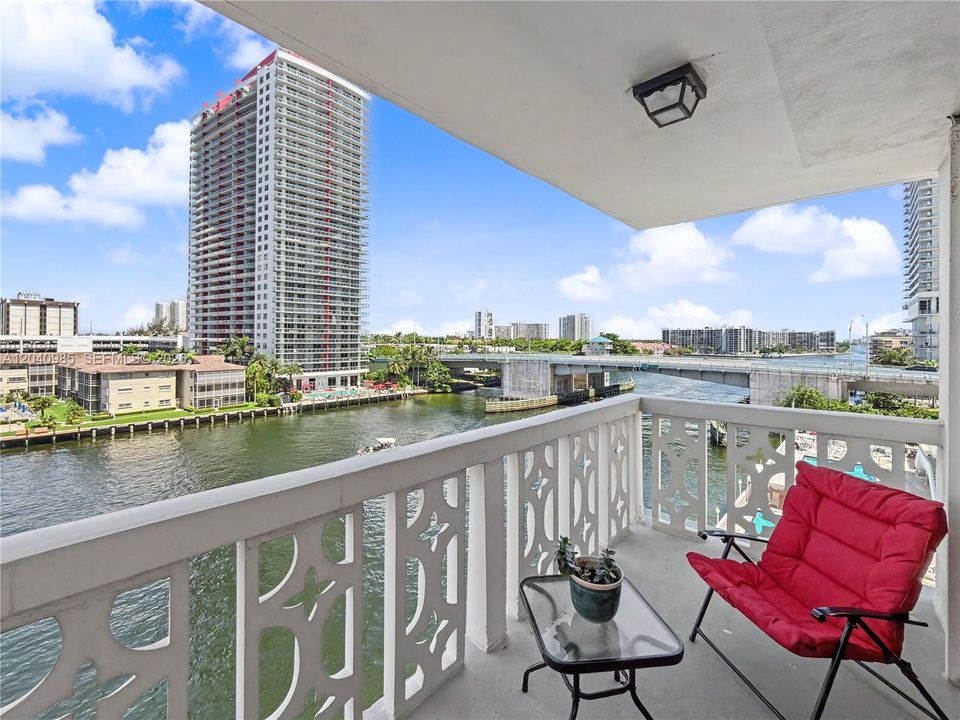 For Sale: $350,000 (2 beds, 2 baths, 1176 Square Feet)