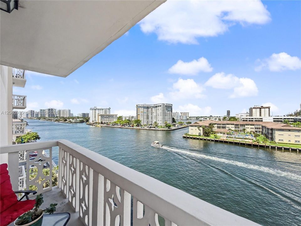 For Sale: $350,000 (2 beds, 2 baths, 1176 Square Feet)
