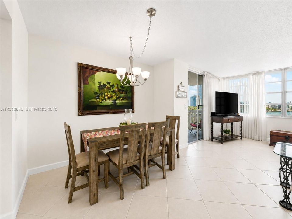 For Sale: $350,000 (2 beds, 2 baths, 1176 Square Feet)