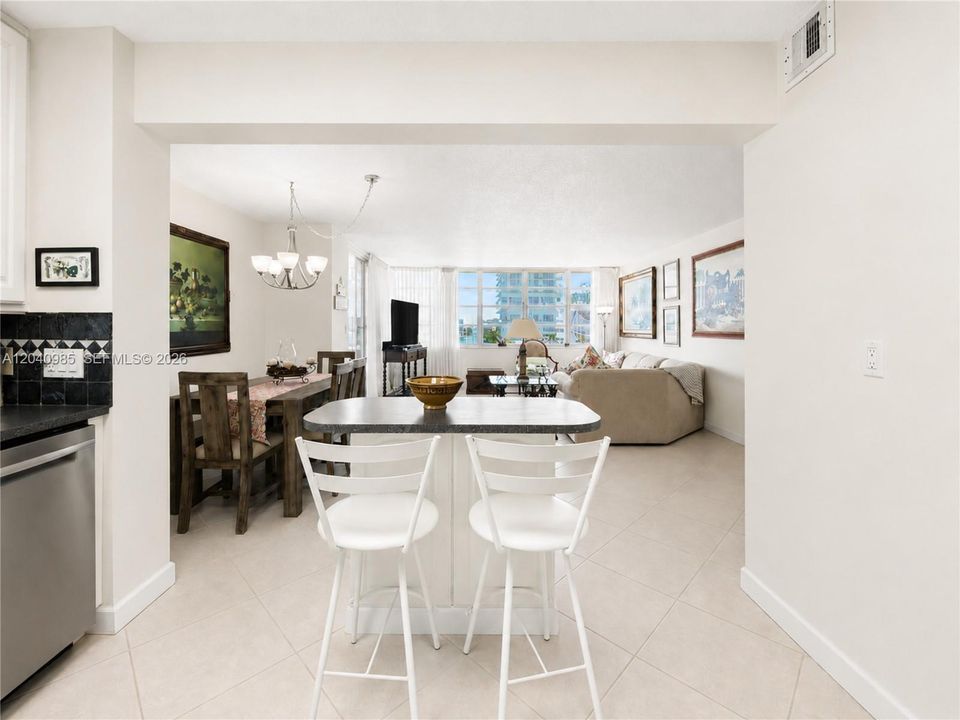 For Sale: $350,000 (2 beds, 2 baths, 1176 Square Feet)