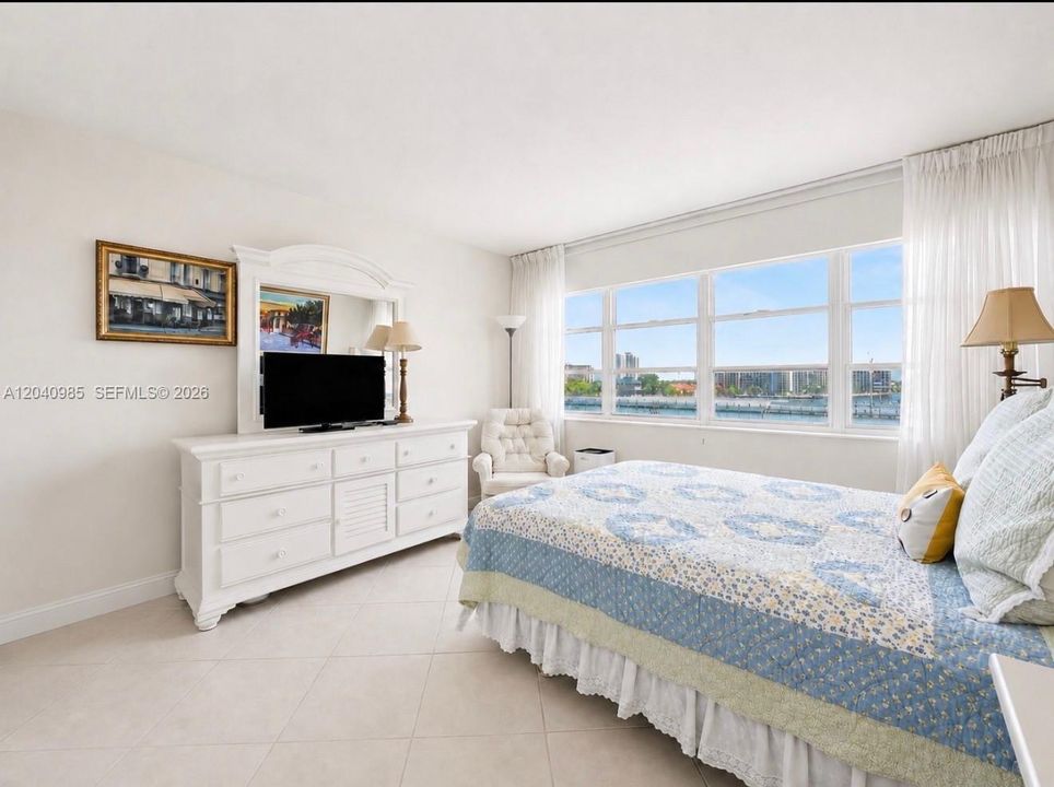 For Sale: $350,000 (2 beds, 2 baths, 1176 Square Feet)