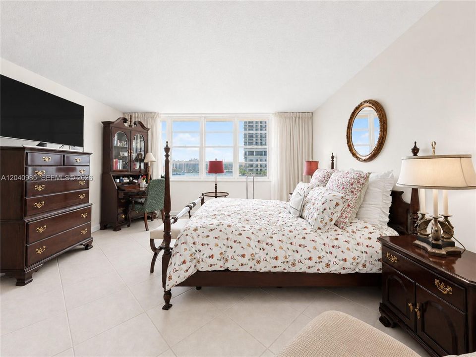 For Sale: $350,000 (2 beds, 2 baths, 1176 Square Feet)