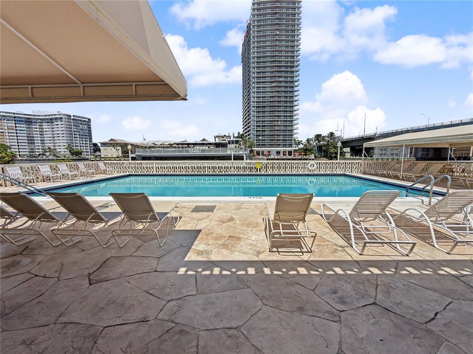 For Sale: $350,000 (2 beds, 2 baths, 1176 Square Feet)