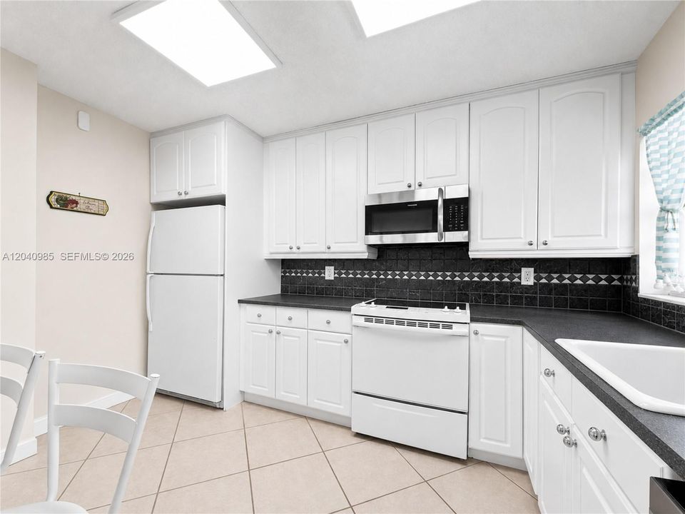 For Sale: $350,000 (2 beds, 2 baths, 1176 Square Feet)