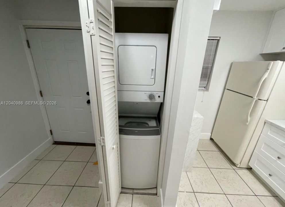 For Rent: $2,500 (2 beds, 1 baths, 1076 Square Feet)