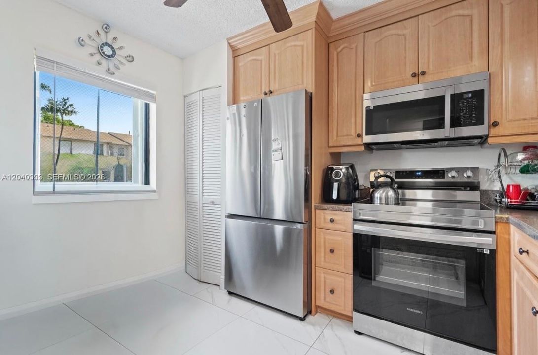 For Sale: $229,999 (2 beds, 2 baths, 825 Square Feet)