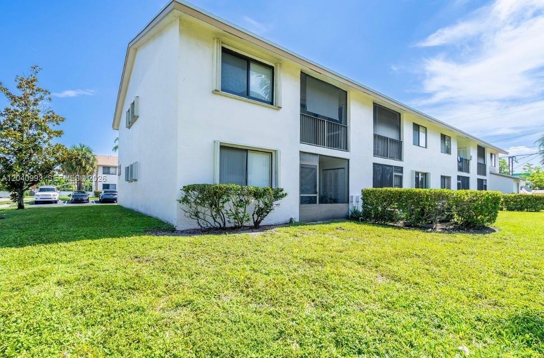 For Sale: $229,999 (2 beds, 2 baths, 825 Square Feet)