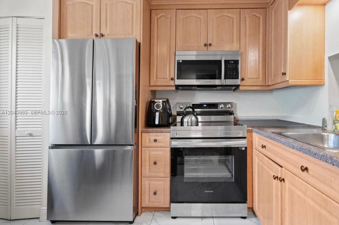 For Sale: $229,999 (2 beds, 2 baths, 825 Square Feet)