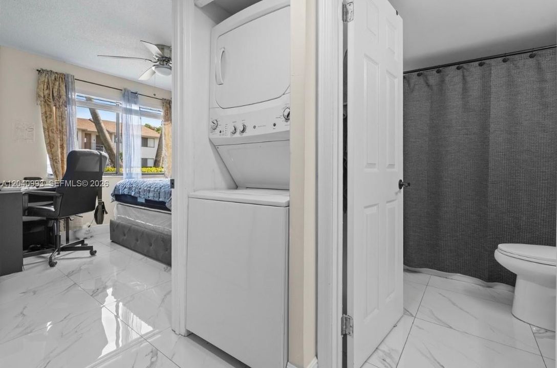 For Sale: $229,999 (2 beds, 2 baths, 825 Square Feet)