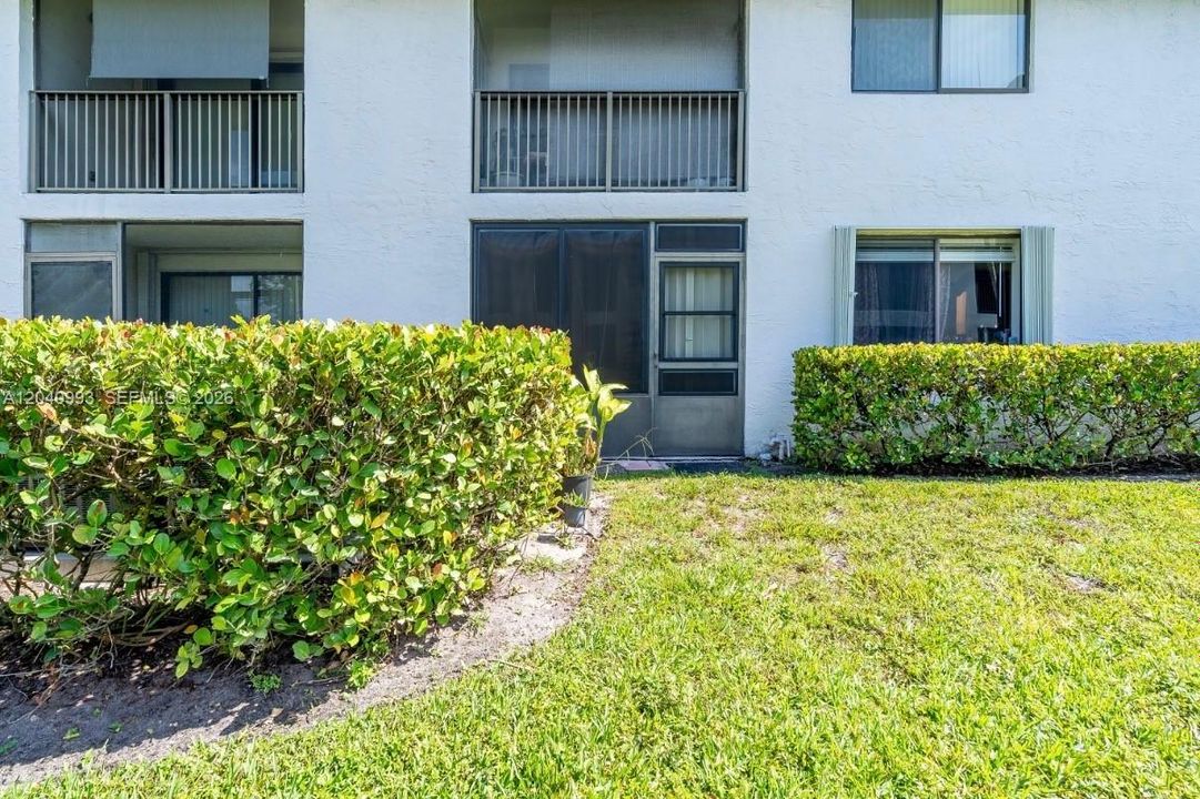 For Sale: $229,999 (2 beds, 2 baths, 825 Square Feet)