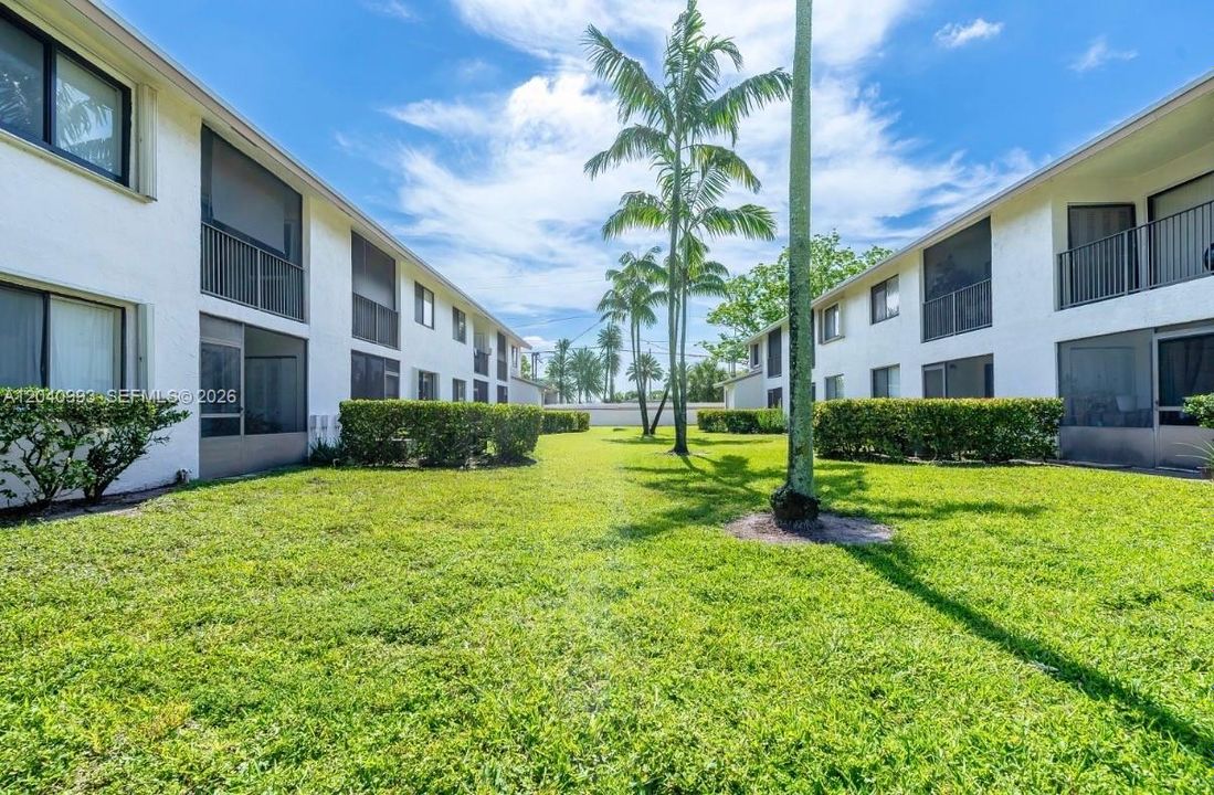 For Sale: $229,999 (2 beds, 2 baths, 825 Square Feet)