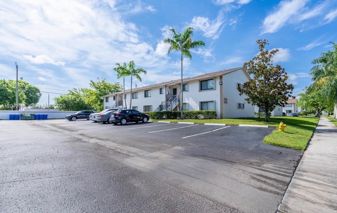 For Sale: $229,999 (2 beds, 2 baths, 825 Square Feet)