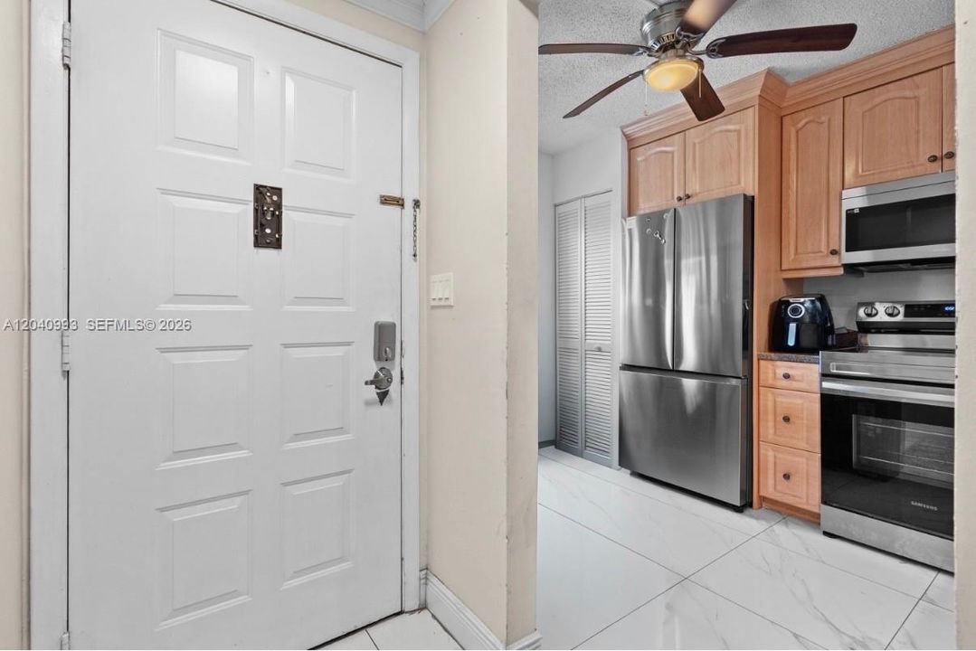 For Sale: $229,999 (2 beds, 2 baths, 825 Square Feet)