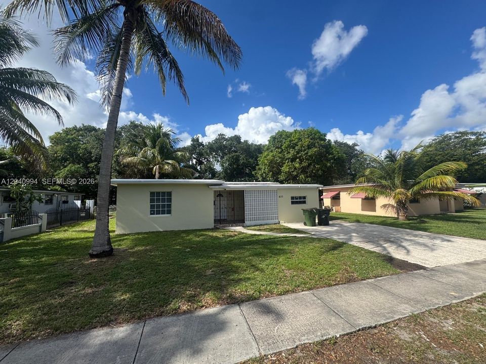 For Rent: $3,495 (4 beds, 2 baths, 1784 Square Feet)