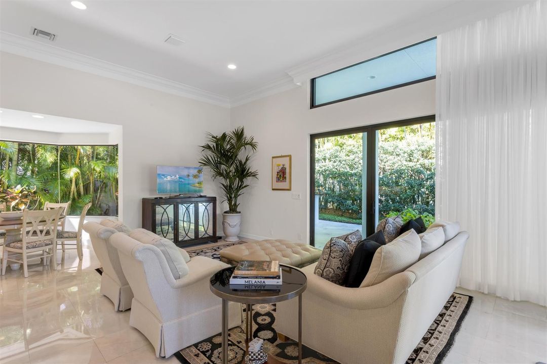 FAMILY_ROOM_ANGLE_RT