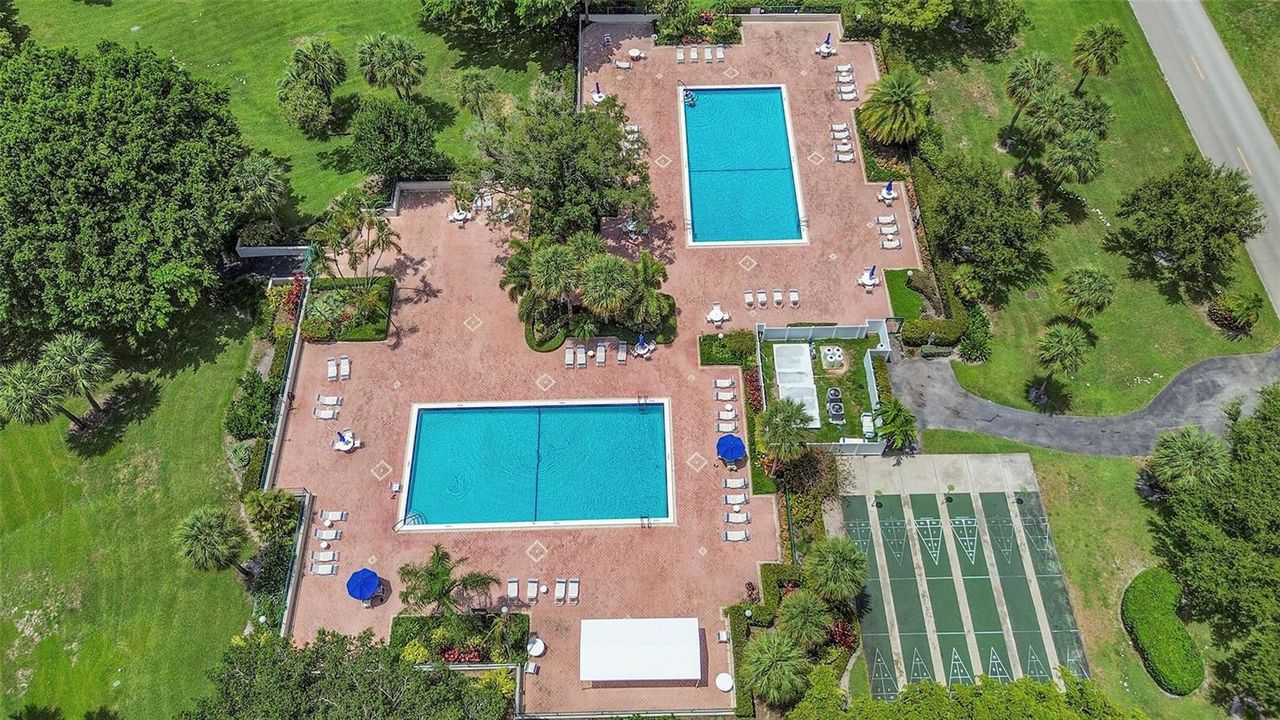 2 Pools, 1 Heated Walking Distance