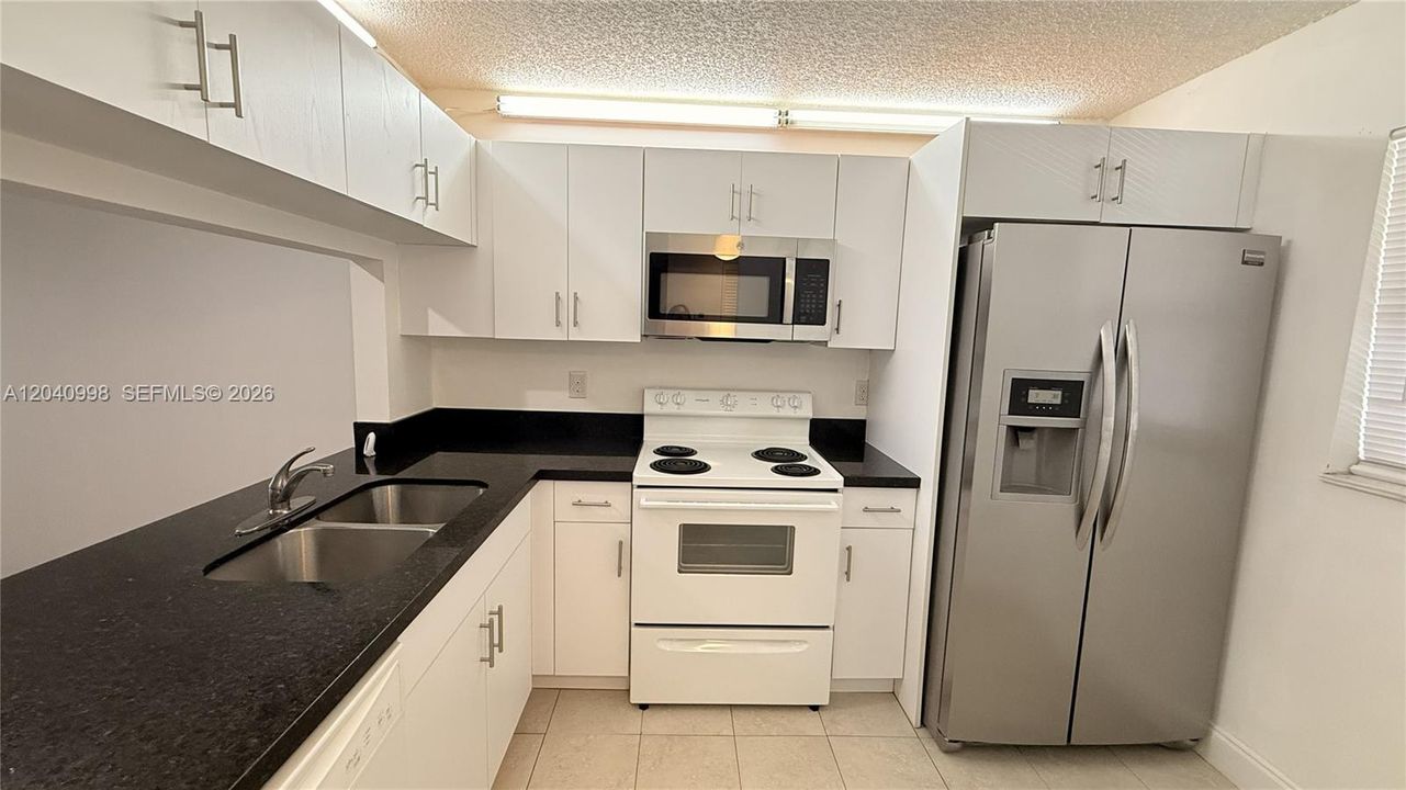 For Rent: $2,200 (2 beds, 2 baths, 787 Square Feet)