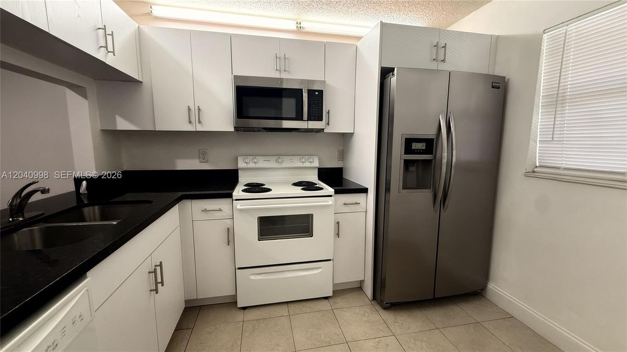 For Rent: $2,200 (2 beds, 2 baths, 787 Square Feet)