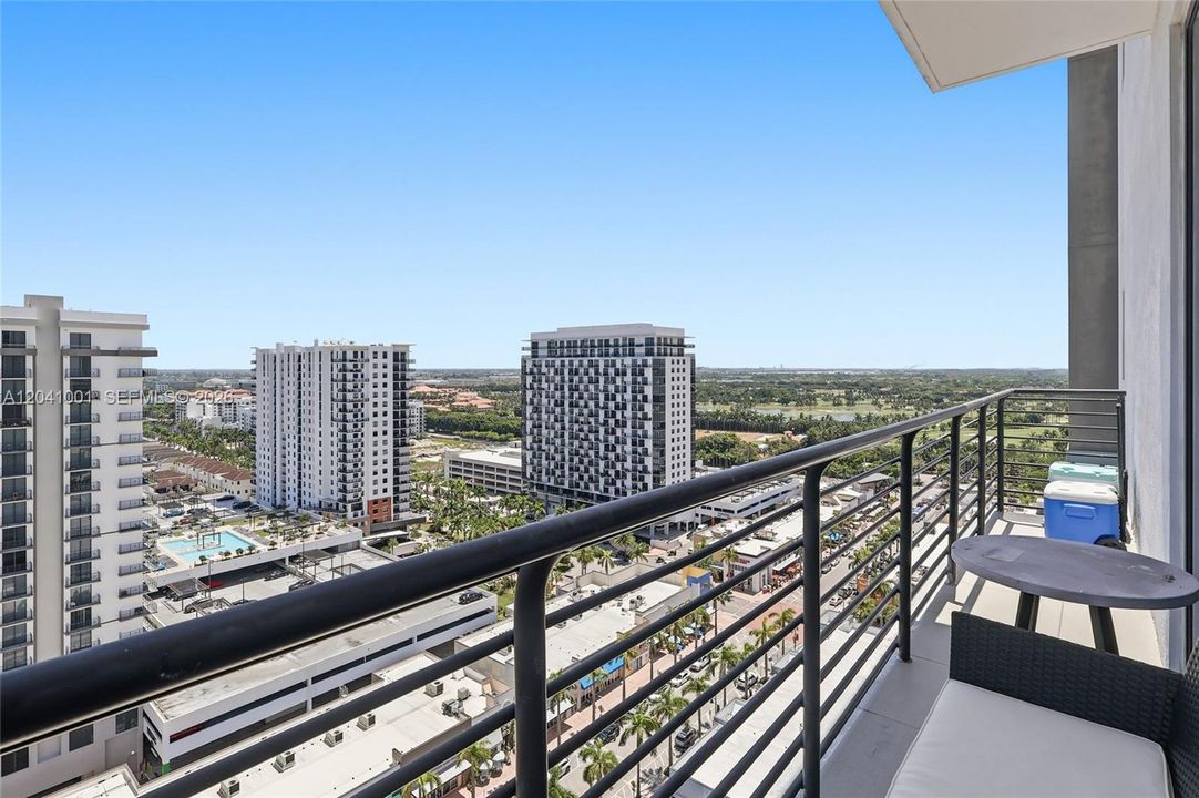 For Sale: $760,000 (3 beds, 3 baths, 1377 Square Feet)