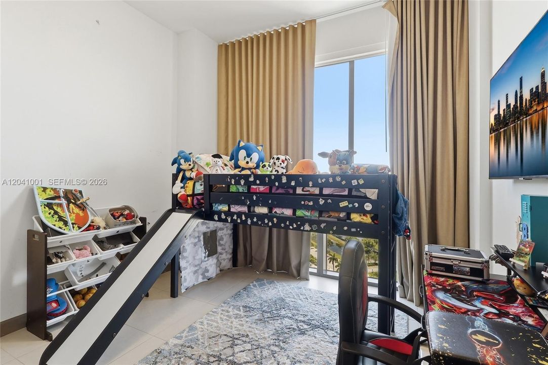 For Sale: $760,000 (3 beds, 3 baths, 1377 Square Feet)