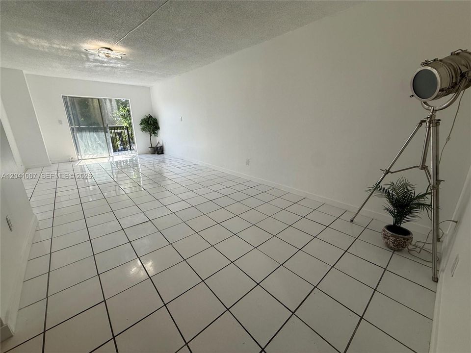 For Rent: $1,900 (2 beds, 1 baths, 1025 Square Feet)