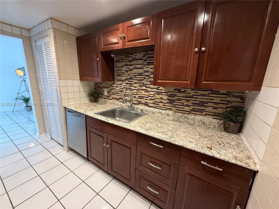 For Rent: $1,900 (2 beds, 1 baths, 1025 Square Feet)