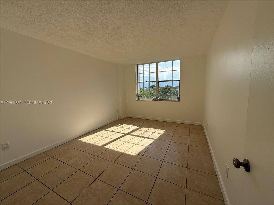 For Rent: $1,900 (2 beds, 1 baths, 1025 Square Feet)