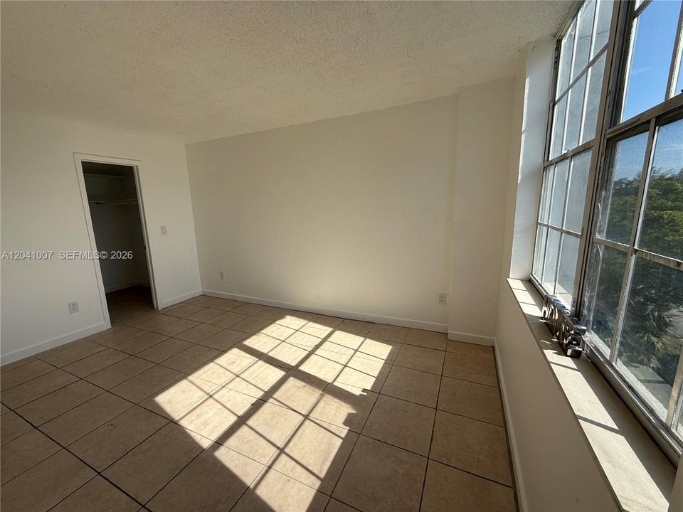 For Rent: $1,900 (2 beds, 1 baths, 1025 Square Feet)
